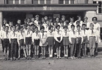 Jana Pavlovská with her class in front of the school in Jaroměř in 1965