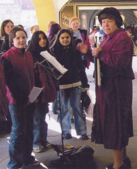 Jana Pavlovská with children's choir, charity concert for the Žluté kuře in 2005