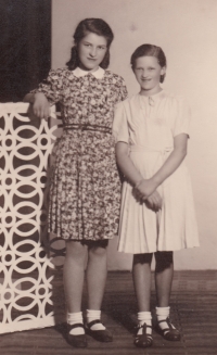 Mum Drahomíra, née Skočdopolová, with her cousin in about 1942