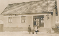 Birthplace of Ervin Sedláček, on the right the mother of the witness, Jana Sedláčková, 1925