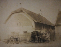 Rodný dům Ervína Sedláčka, vpravo matka Jana Sedláčková s pamětníkem v náručí, 1929