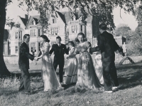 Smetana's Beseda during his studies in England in front of the Czechoslovak College, Zdenek Bárta in the middle behind the dancer, 1947