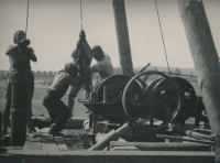 Akce 77, kdy komunisté rozhodli, že 77 tisíc úředníků má jít do výroby, foto z Ejpovic, foto pamětník, 1955