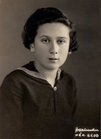 Erika Reissová (kolem roku 1941) - narozena 6. 1. 1925,  rodiče: Vilma a Jindřich Reissovi, poslední bydliště před deportací: Kolín,  transport AAd, č. 206 (13. 6. 1942 Kolín -> Terezín), transport AAi, č. 615 (13. 6. 1942 Terezín -> neznámé místo). Zavražděna 
