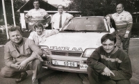 Václav Blahna (vpravo nahoře) v 80. letech, kdy závodil za JZD Slušovice. Nalevo jeho spolujezdec Pavel Schovánek