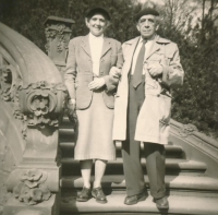 Lydia Mamulová's great-grandfather Hugo Hermann with his daughter Mimi, grandmother of the witness