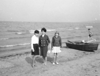 Lydia Mamulová with her sister and grandmother, Hamburg, 1966