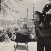 Lidmila s babičkou Julií Řehákovou, 1953