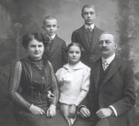 Dědeček Bohumil Mladějovský s chotí Annou a dětmi – zleva Zdeněk, Anna, Alexander, kolem roku 1906

