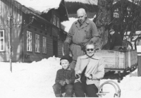 Jan Mladovský s rodiči Zdeňkem a Miladou, Krkonoše, 1951