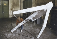 Jan Mladovský při přípravě instalace sochy ve veřejném prostoru, Duisburg, 1983