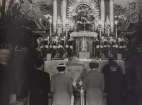 Po svatbě na Staroměstské radnici následoval obřad v kostele sv. Jakuba v Praze, 1956