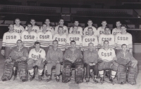 Rudolf Potsch (druhá řada, druhý zprava) s národním týmem na snímku z roku 1965
