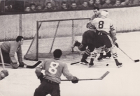Rudolf Potsch (druhý zprava před brankou) v utkání se Švédskem. Na ledě klečí brankář Vladimír Dzurilla, snímek je z první poloviny 60. let