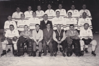 Rudolf Potsch (vlevo v dolní řadě) v dresu Zetoru Brno, druhá půlka 60. let dvacátého století