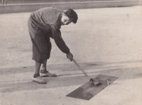 Rudolf Potsch při úpravě ledové plochy na začátku 50. let dvacátého století 