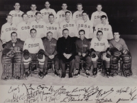 Rudolf Potsch (druhý zprava dole) s národním týmem, pravděpodobně rok 1965
