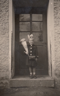 Rosemarie Bensch goes to first grade in 1940