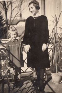 Rosemarie Bensch with the daughter of the Jewish owner of the Kaiserhof Hotel in Bad Kudowa before the war