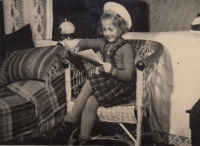 Rosemarie Bensch in the brickyard house around 1941