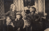 New Year's Eve 1940, Rosemarie Bensch with Aunt Franz's children and eldest cousin Eliška