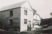 The Němeček's roller mill in Trhová Kamenice at the end of the 1930s, from left Jarmila and Václav Němeček