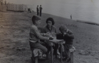 Zdeňka Bednářová with her sons in Slapy, 1966