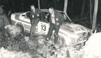 Václav Blahna (vpravo)  po havárii jeho škodovky na Barum Rallye v roce 1976. Vedle něj stojí spolujezdec Lubislav Hlávka. Příčinou nehody byl zaseklý plyn