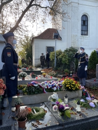 Čestná stráž u hrobu armádního generála Karla Janouška a jeho blízkých