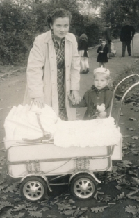 Kateřina s maminkou Katrin Smrkovskou, v kočárku mladší sestra Zdena (21. 10. 1949)