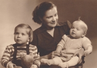 Kateřina s maminkou Katrin Smrkovskou a mladší sestrou Zdenou 