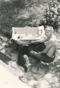 Venkovský domek v Hýskově, Josef Smrkovský s vnukem Ondrou, u nohou pes Derry (léto 1972)