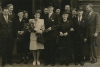 Rodinná fotografie ze svatby Toničky, mladší sestry Katrin Smrkovské (kolem roku 1946)