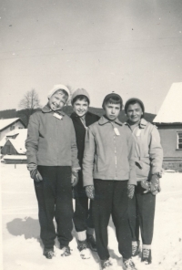V Údole sv. Kryštofa (dnes Kryštofovo Údolí) o pololetních prázdninách 1960, zleva sestra Zdena, sestřenice Lenka, Kateřina a maminka Katrin 
