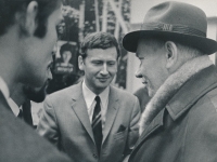 Josef Smrkovský s Petrem Bartůňkem z expedice Lambaréné (1968)