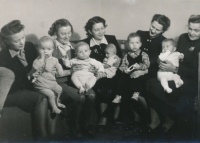 Maminka Katrin Smrkovská s přítelkyněmi, vesměs "koncentráčnicemi" z Ravensbrücku (16. 11. 1947)  
