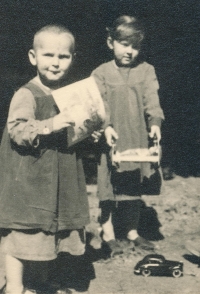 David Jan Novotný se sestrou Martou na návštěvě u matky v plicním sanatoriu, 1951