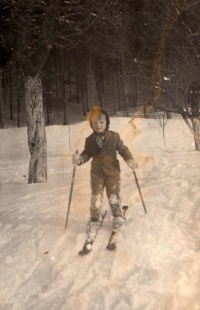 Lubomír Schimmer jako malý chlapec na lyžích v Podmoráni v zimě roku 1943