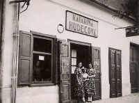 Mother of the witness, Pavla with her sisters Bětka and Helena in front of their mother's inn, Komárno, 1934, mother of the witness on the left