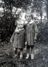 Želmíra Živná with her older sister Jarmila, Kněževes, 1939