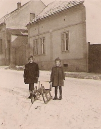 Sisters Jarmila and Želmíra, Kněževes, 1943