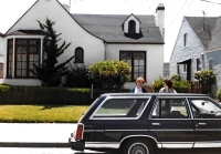 Želmíra Živná with her daughter Lucie in front of their house in Oakland, 1987