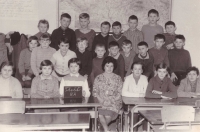 Anežka Kesslerová with her class in Třešt', 1964