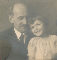 Kitty Pavelková with her father Hugo Lachs, 1936