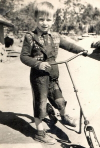 František Postupa s koloběžkou v roce 1954 v rodném Hodoníně u Nasavrk