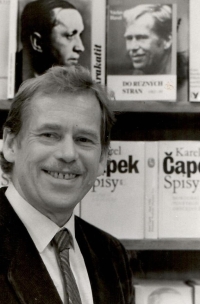 Václav Havel v knihkupectví Arbes v prosinci 1987