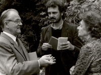 The first commemorative gathering in 1990 on the anniversary of the burning of the village of Ležáky. Actor Radovan Lukavský and the moderator of the event Vladimír Čech, then a member of the ensemble of the East Bohemian Theatre Pardubice