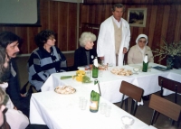 Zcela vlevo pamětník František Postupa, uprostřed Olga Havlová na setkání v létě 1990