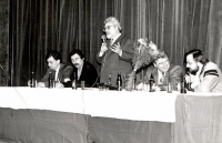 Zprava: Miroslav Tejkl, Ladislav Dvořák (předseda strany ČSS), Komárek a František Postupa. V Chrudimi v roce 1991