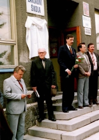 Odhalování pamětní desky pražského primátora Otakara Klapky, kterého nacisté popravili v době heydrichiády. Raná v okrese Chrudim v roce 1992. František Postupa uprostřed